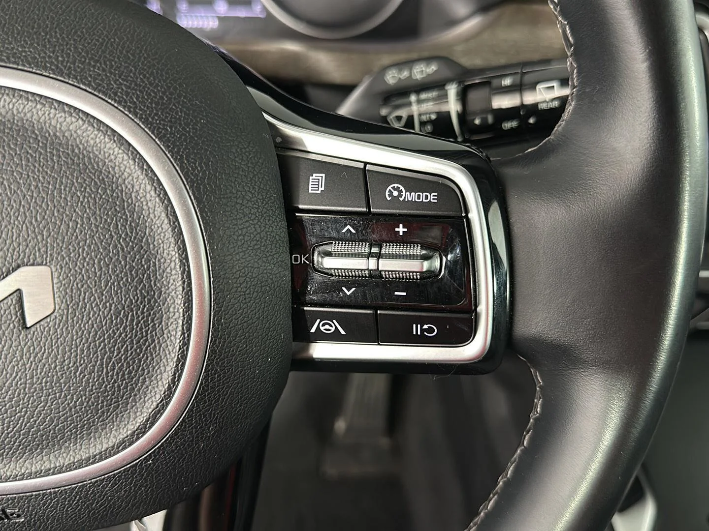 Used 2022 Glacial White Pearl Kia  image 24