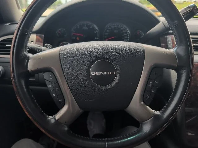 Used 2009 White GMC Denali image 17