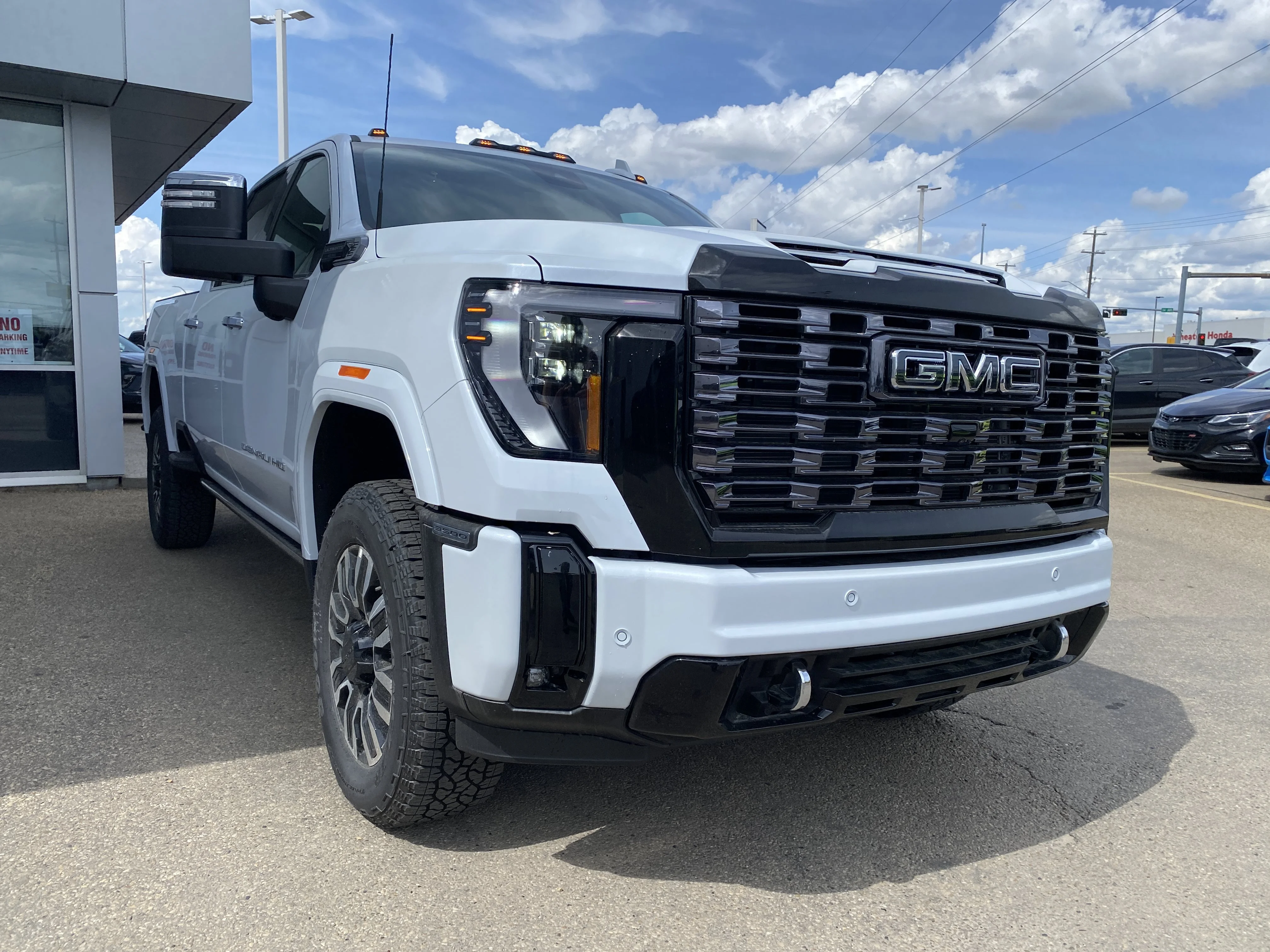 New 2026 GLACIER WHITE TRICOAT GMC Denali Ultimate image 8