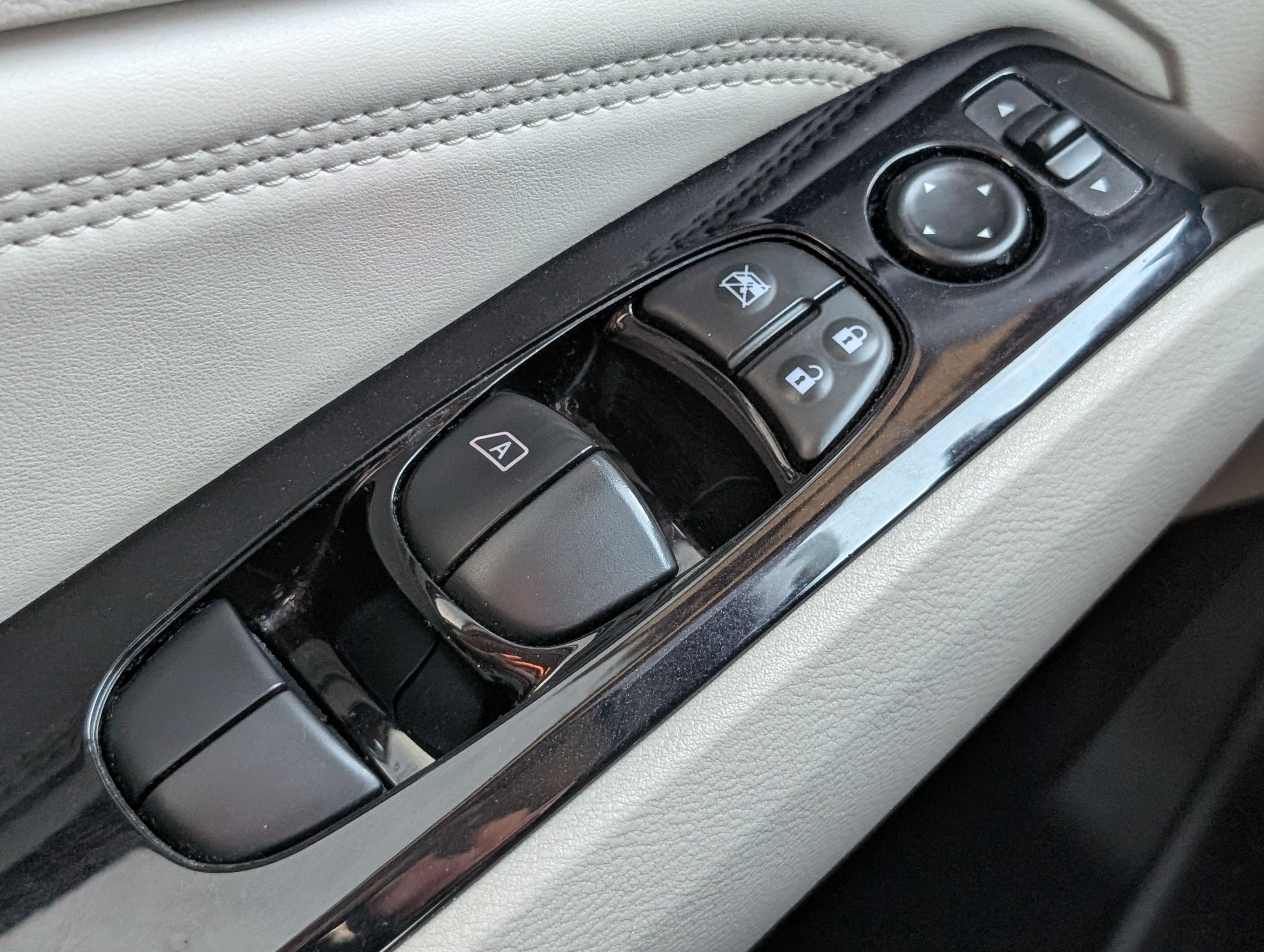 Used 2022 Pearl White Tricoat Nissan 2.5 SV image 21