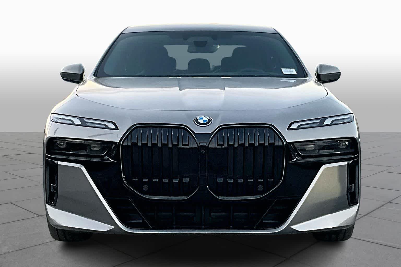 Used 2025 Oxide Grey Metallic BMW xDrive60 image 3