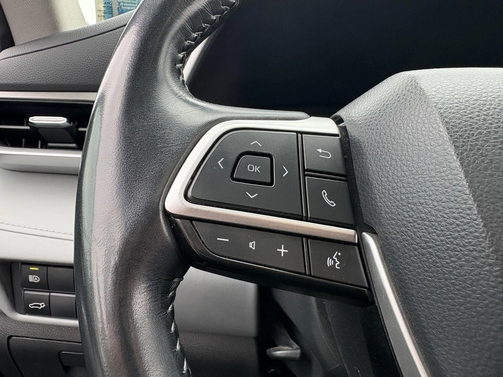 Used 2022 Magnetic Gray Metallic Toyota XLE image 17