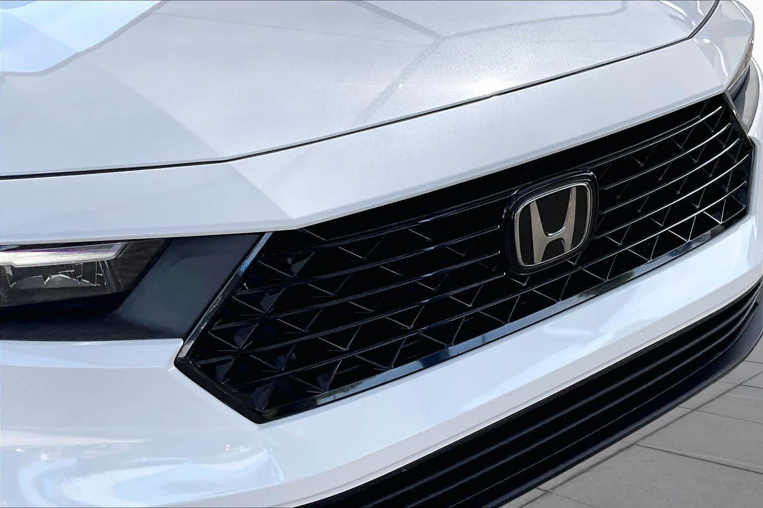 Used 2023 Platinum White Pearl Honda Sport image 30