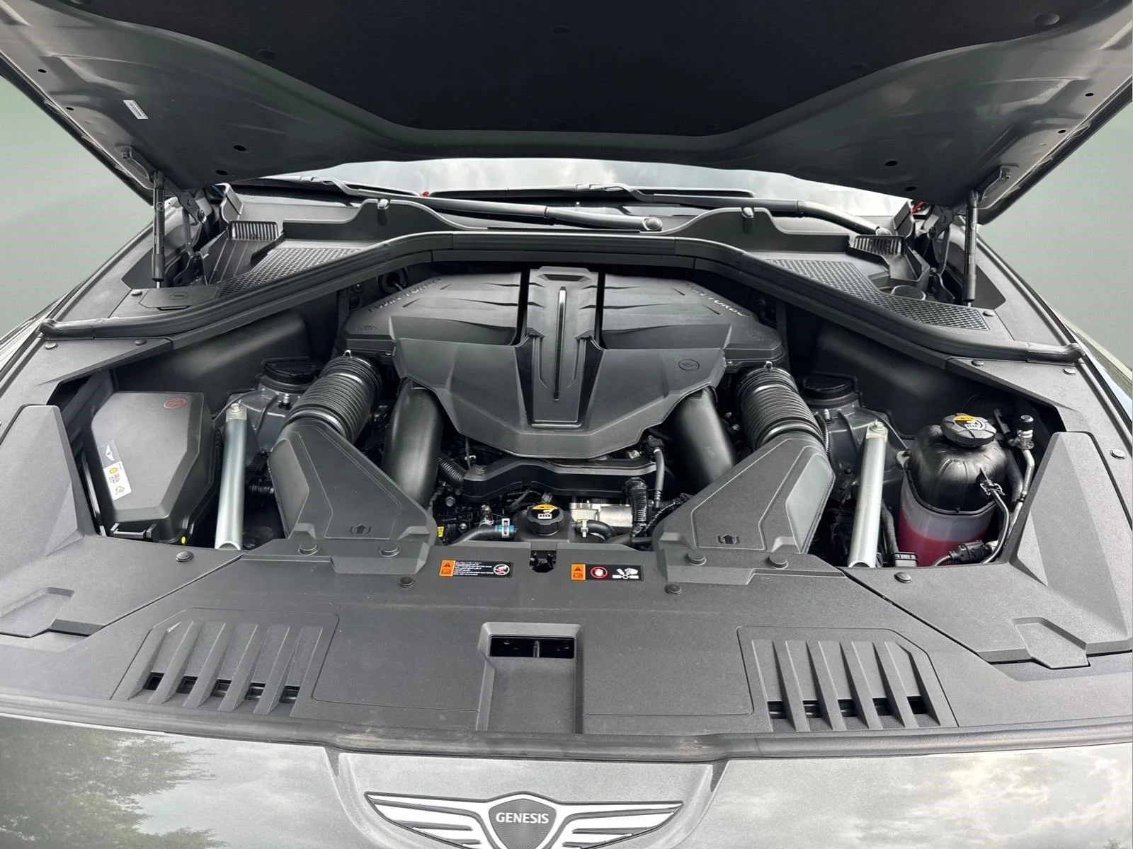 Used 2025 Makalu Gray Genesis 3.5T e-SC image 9