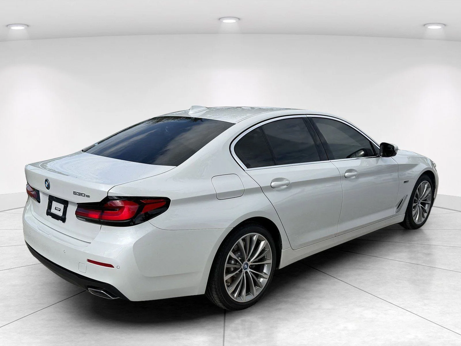 Certified Used 2023 Mineral White Metallic BMW 530e iPerformance image 4