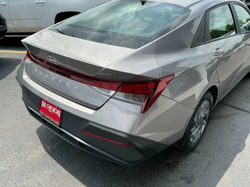 Used 2024 Silver Hyundai SEL image 5