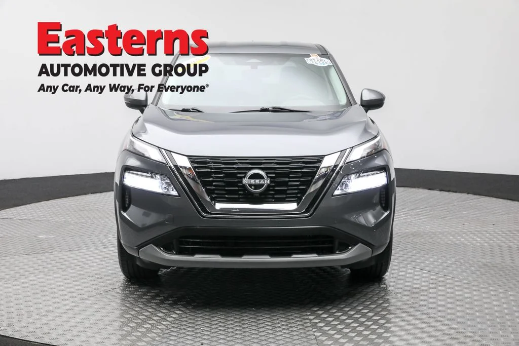 Used 2023 Gray Nissan SV image 2