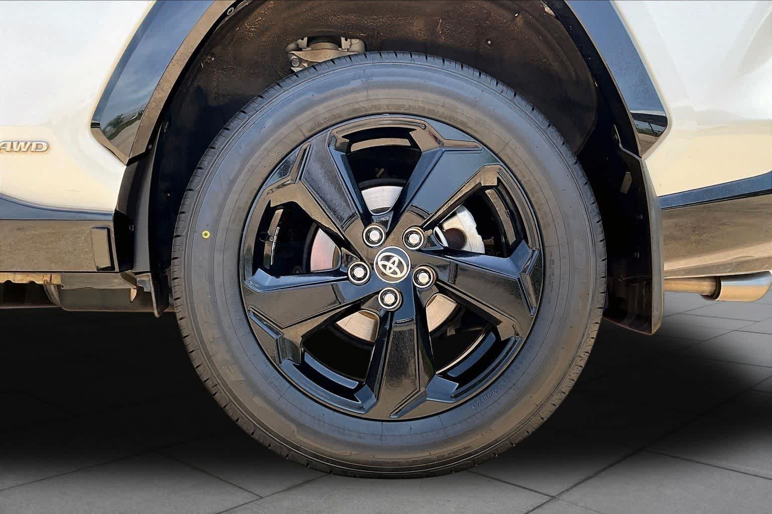 Used 2021 Blizzard Pearl/Midnight Black Metallic Toyota Hybrid XSE image 10