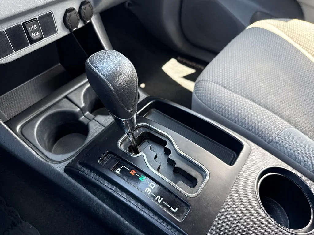 Used 2015 White Toyota Base image 20