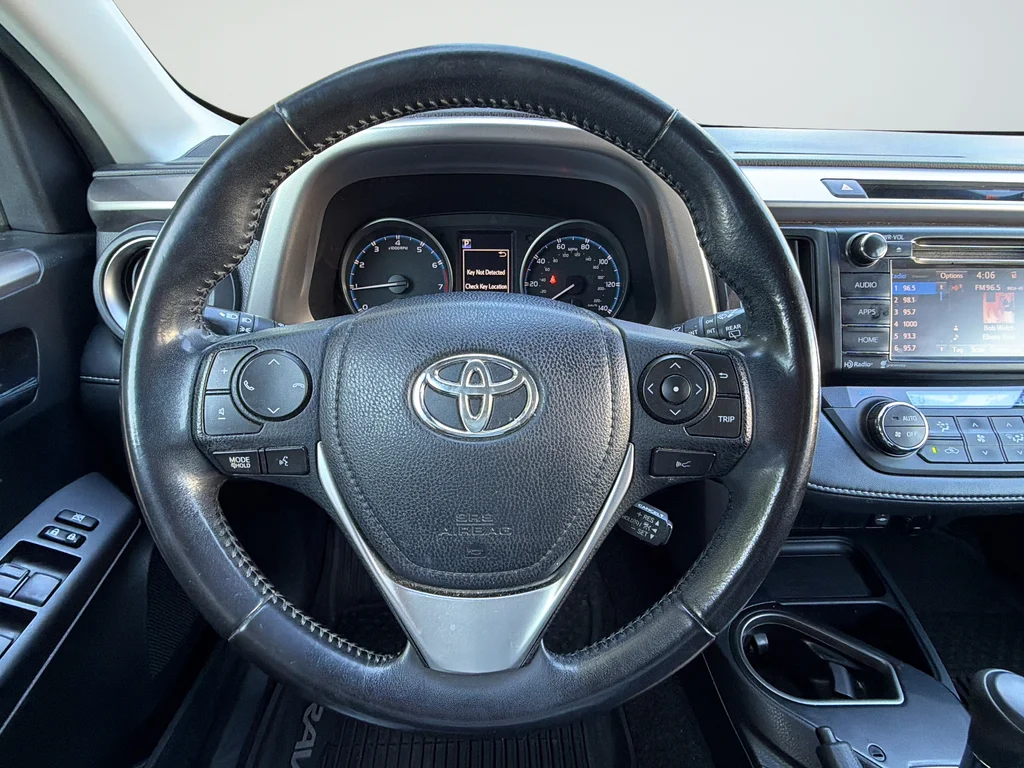 Used 2018 Gray Toyota XLE image 33