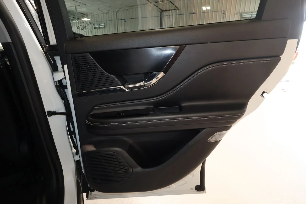 Used 2020 White Lincoln Standard image 13