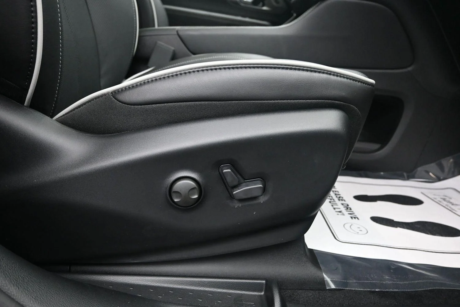 New 2027 Diamond Black Crystal Pearl-Coat Exterior Paint Chrysler Limited image 9