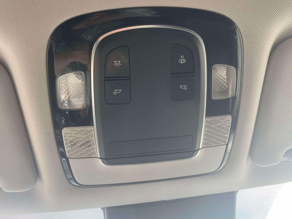 Used 2020 Green Hyundai SE image 31