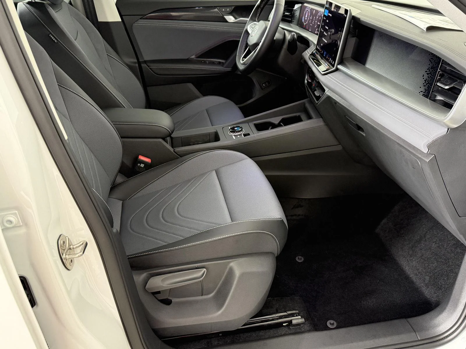 New 2026 Pure White Volkswagen SE image 14