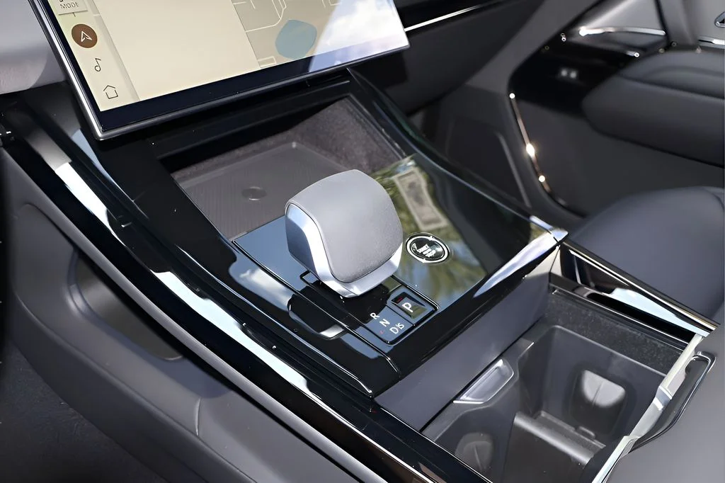 New 2026 Santorini Black Land Rover SE image 24