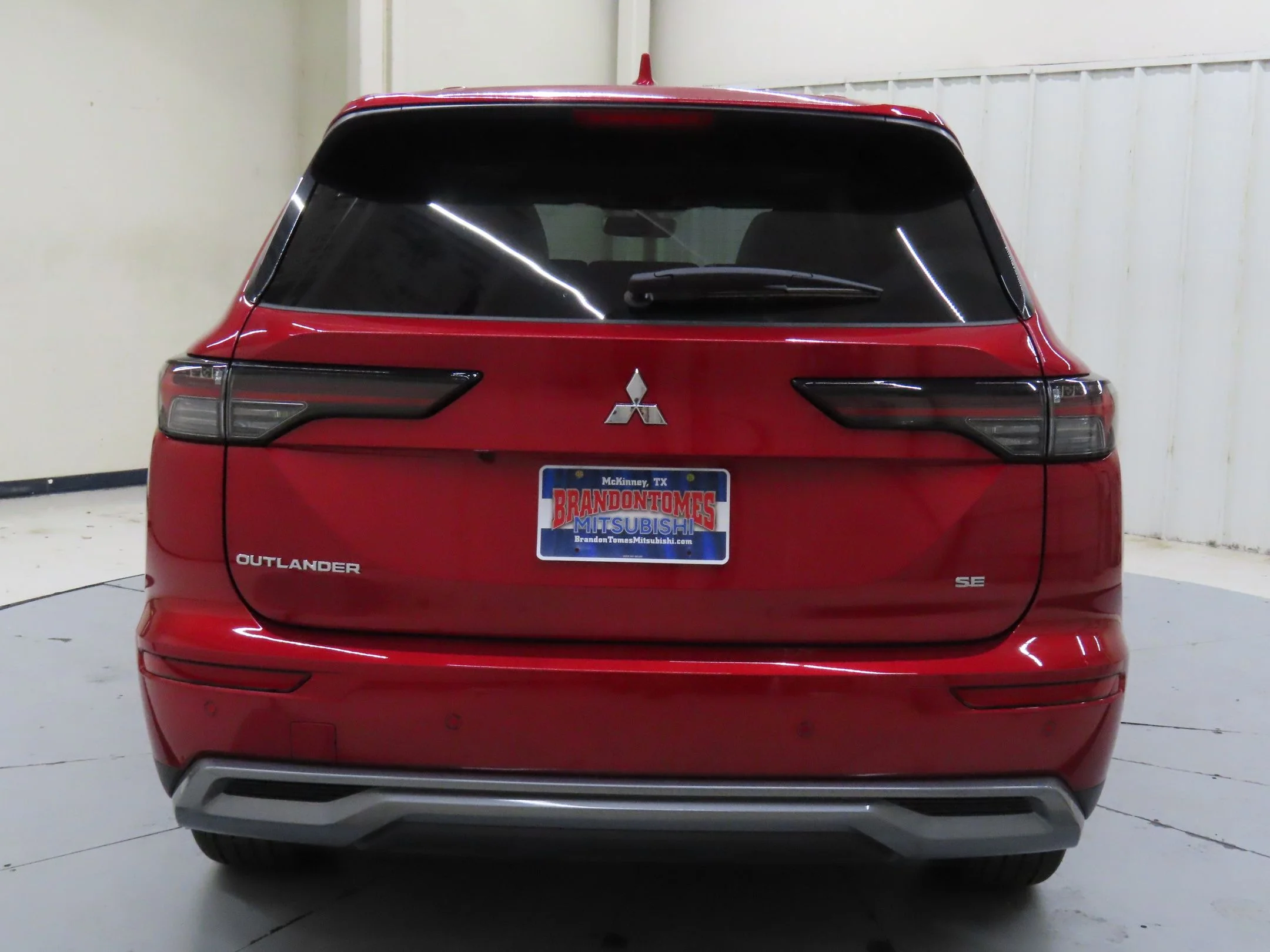 Used 2025 Red Mitsubishi SE image 4