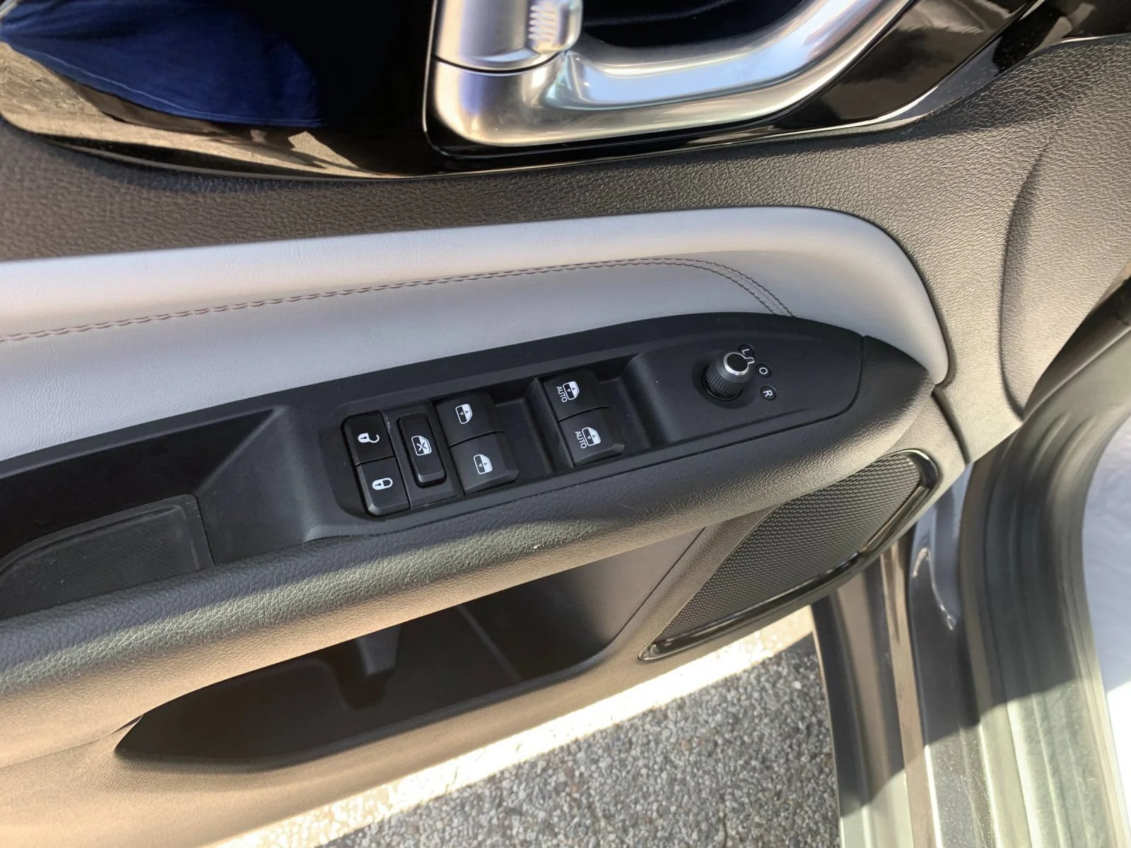 Used 2023 Gray Jeep Limited 4x4 image 12