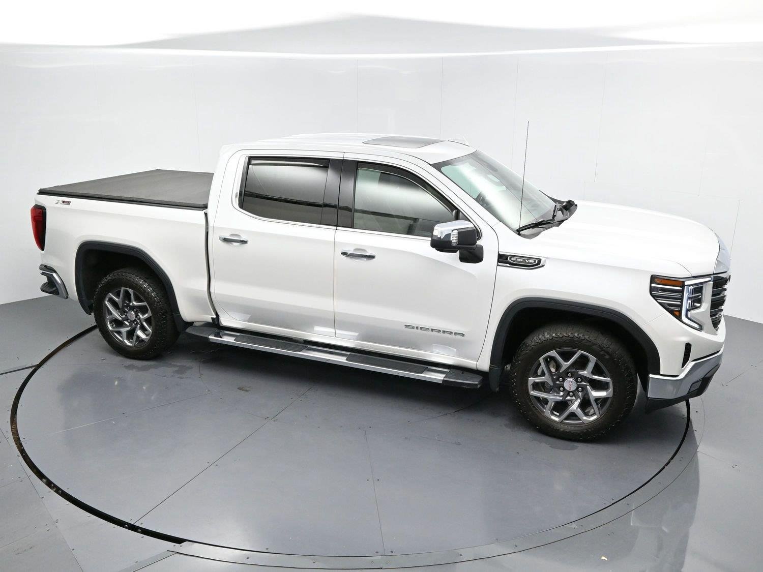 Used 2023 White Frost Tricoat GMC SLT image 39