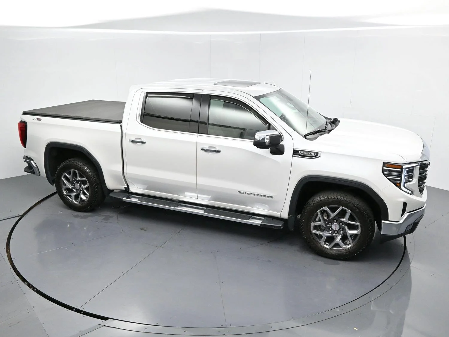 Used 2023 White Frost Tricoat GMC SLT image 39