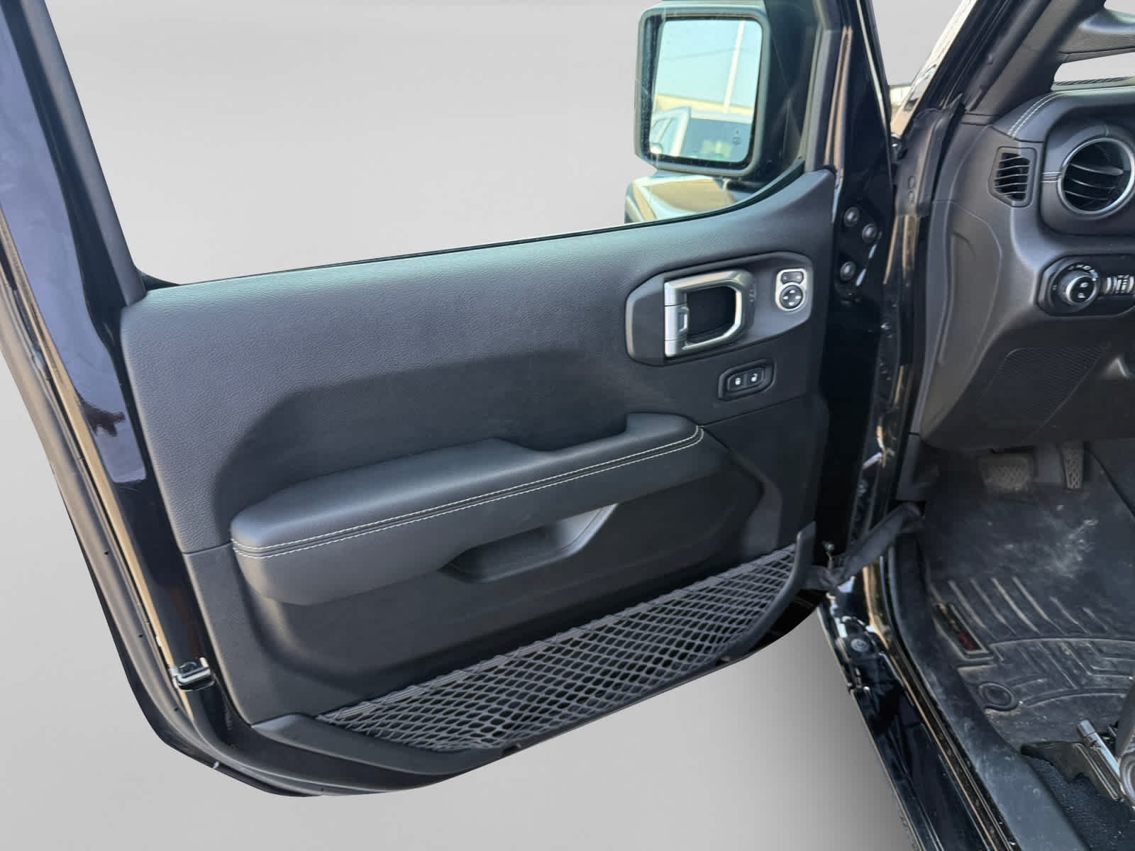 Used 2021 Black Clearcoat Jeep Overland image 10