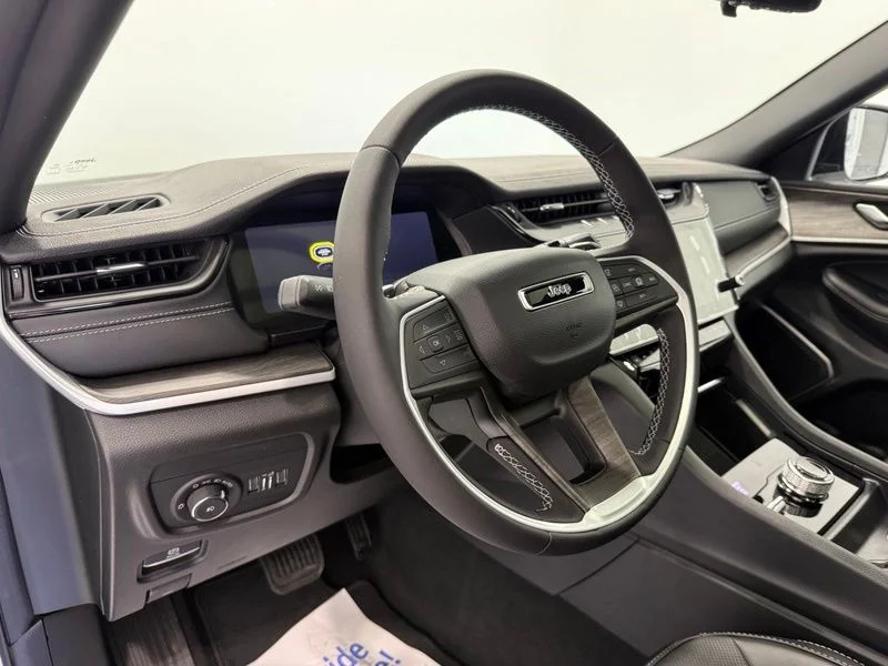 New 2026 Bright White Clear-Coat Exterior Paint Jeep Limited Reserve image 22