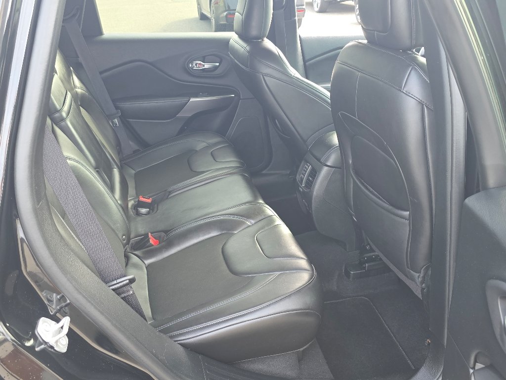 Used 2019 Diamond Black Crystal Pearl Coat Jeep Latitude Plus image 24