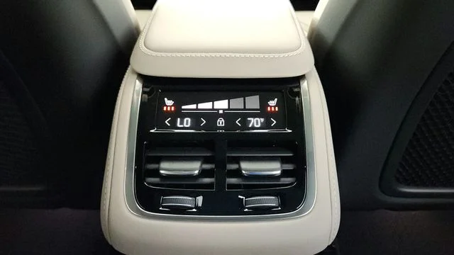 Used 2026 Crystal White Pearl Volvo B6 Plus 7-Seater image 33