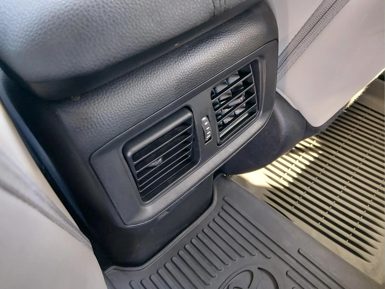 Used 2022 Lunar Rock Toyota XLE Premium image 18