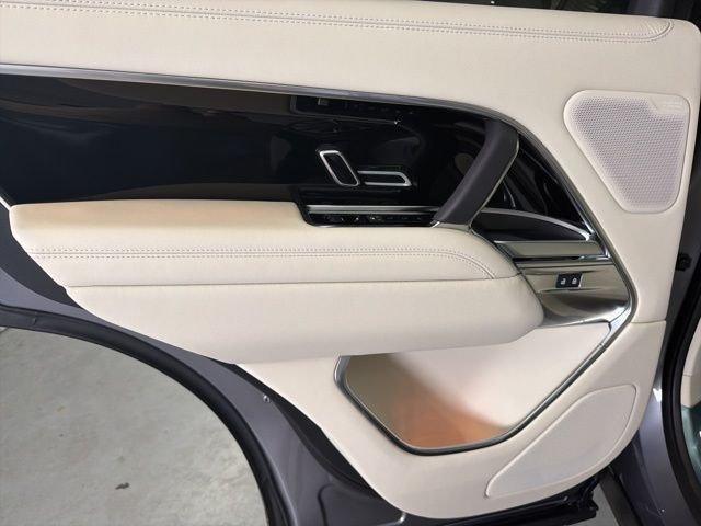 New 2026 Eiger Grey Land Rover SE image 13