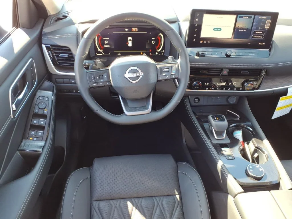 New 2026 Boulder Gray Pearl / Super Black Two-tone Nissan Platinum image 11