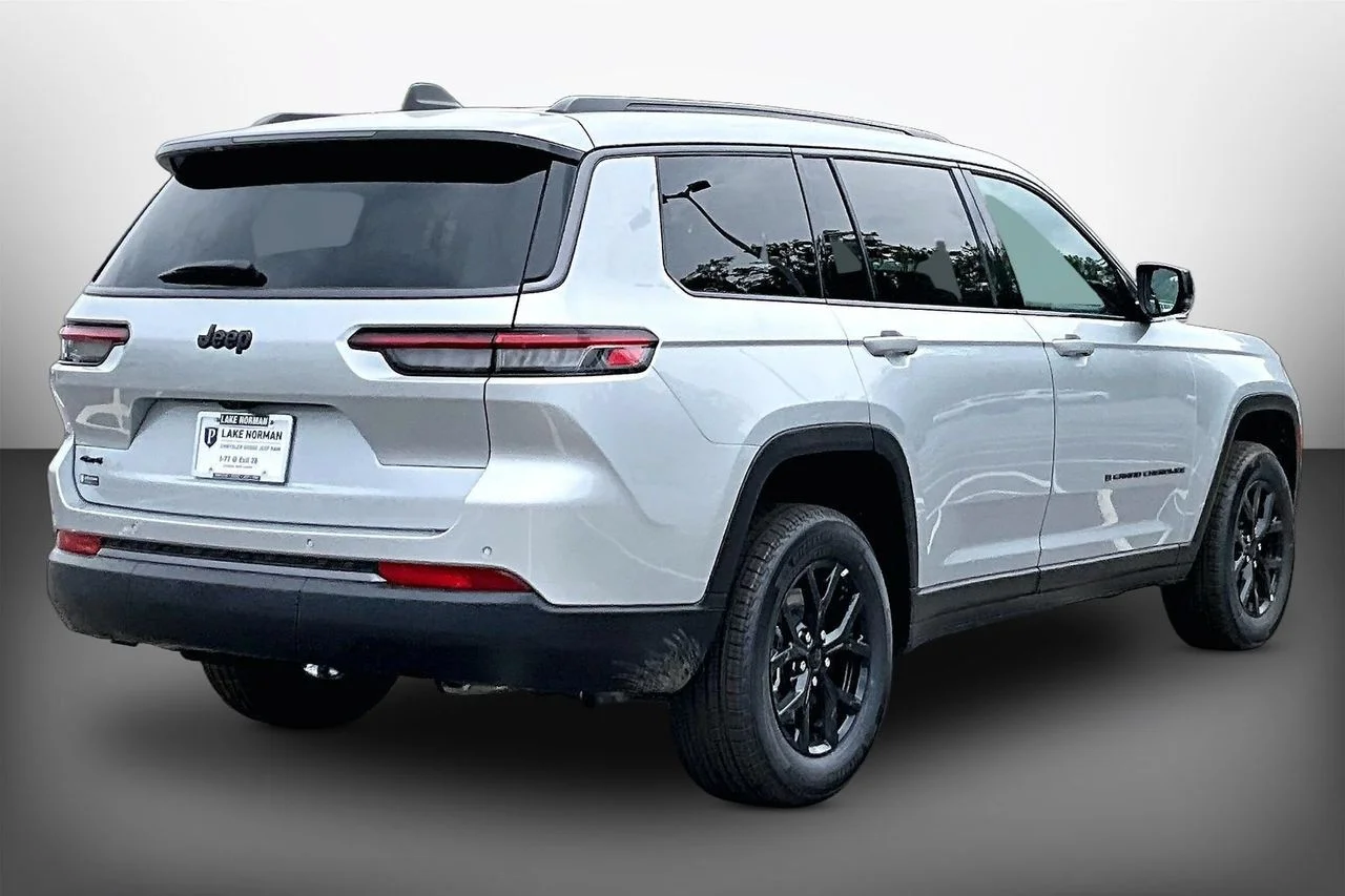 New 2026 Silver Zynith Exterior Paint Jeep Altitude image 8