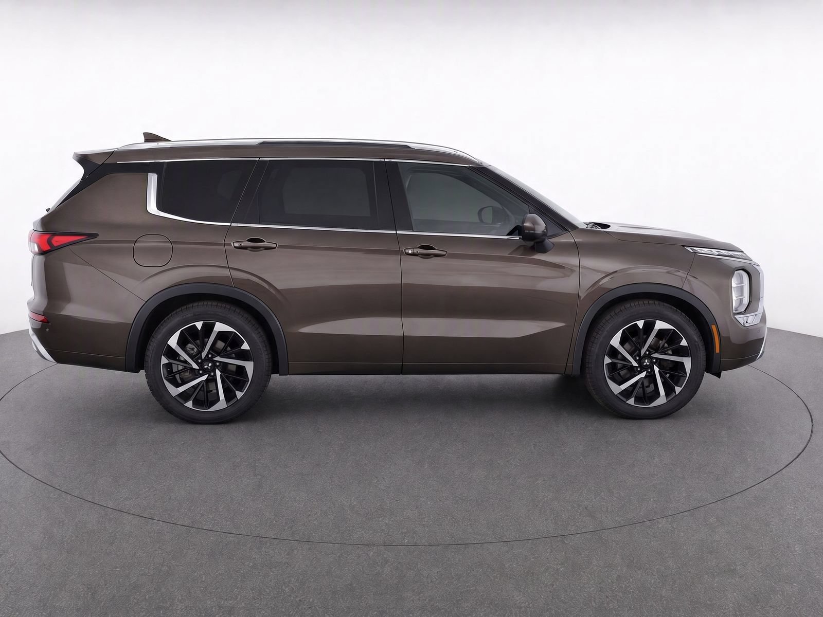 Used 2022 Deep Bronze Metallic Mitsubishi SEL image 8