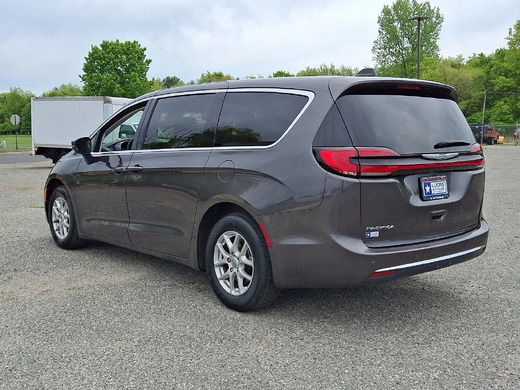 Used 2023 Granite Crystal Metallic Clearcoat Chrysler Touring L image 8