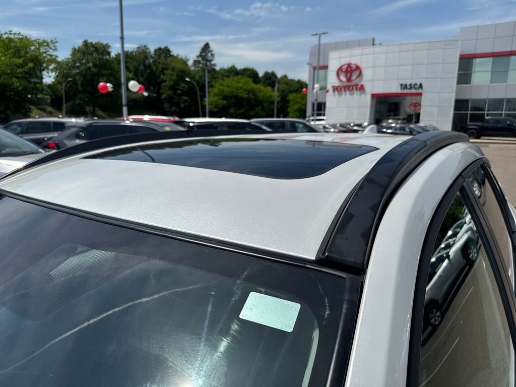 Used 2023 Off-white Toyota LE image 44