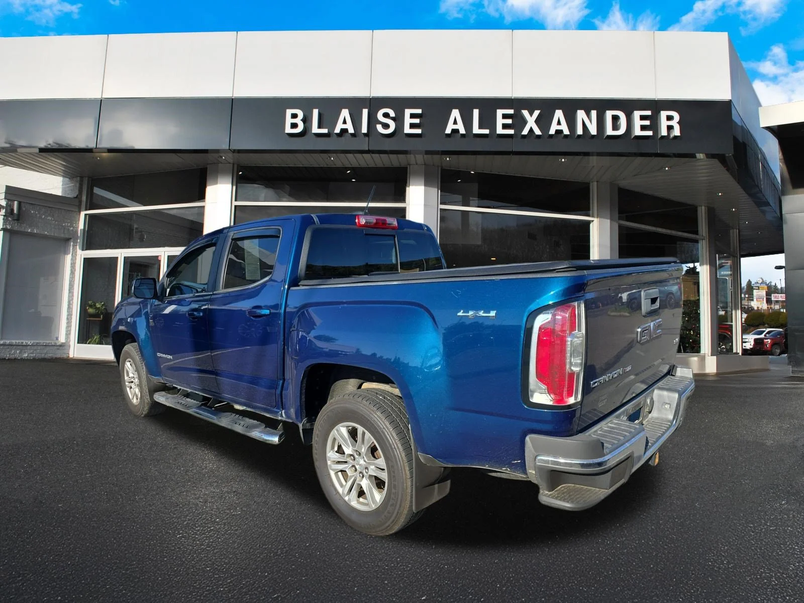 Used 2019 Blue Emerald Metallic GMC 4WD SLE image 6