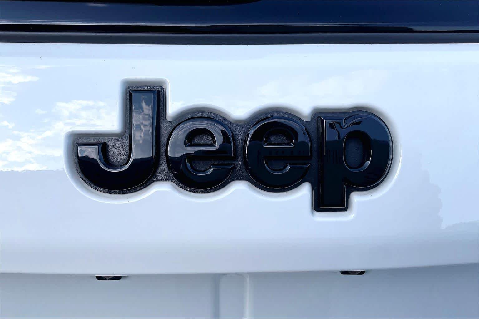Used 2019 White Clearcoat Jeep Latitude image 31