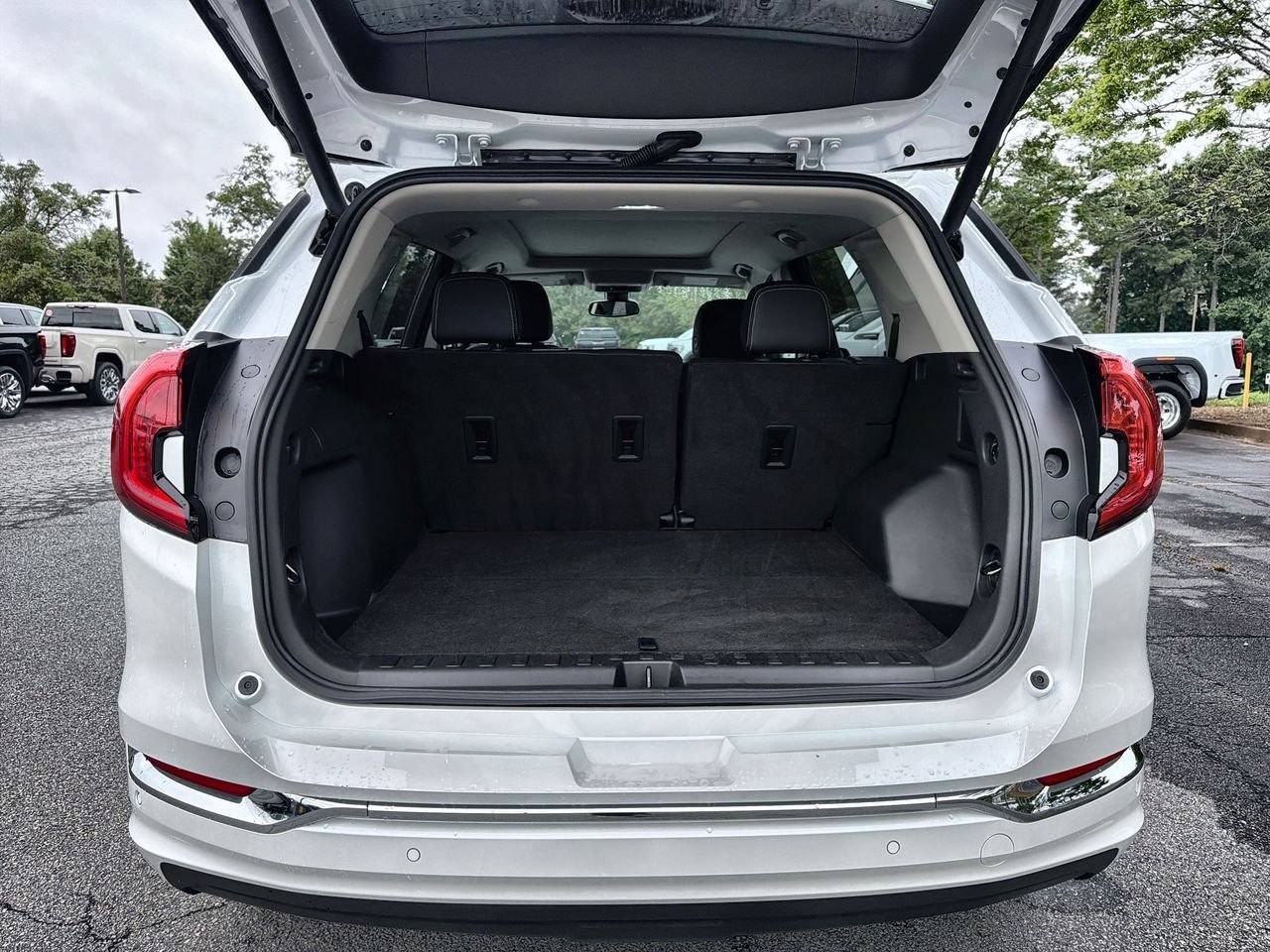 Used 2023 White Frost Tricoat GMC Denali image 21