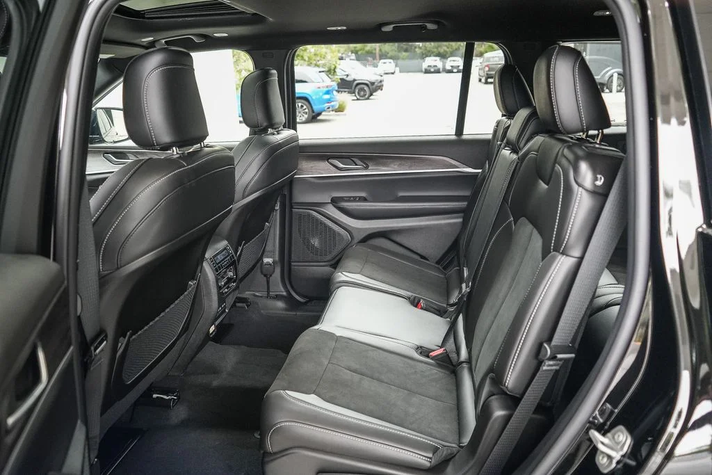 New 2026 Diamond Black Crystal Pearlcoat Jeep Altitude image 16