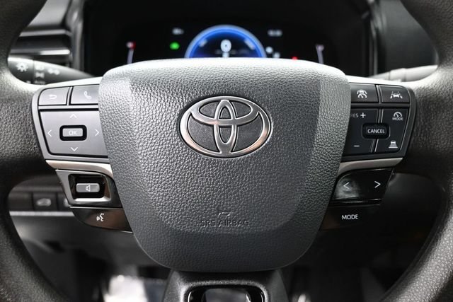 Used 2025 White Toyota LE image 17
