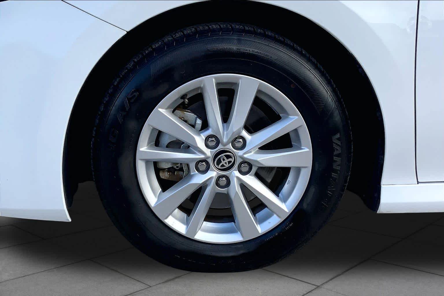 Used 2025 Ice Cap Toyota LE image 11