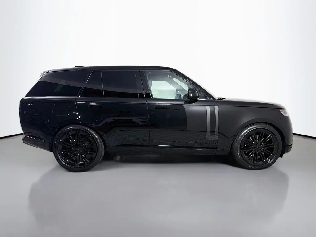 New 2026 Santorini Black Land Rover SE image 4