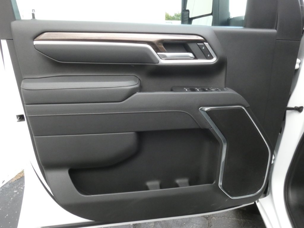 Used 2026 White Chevrolet LT image 9