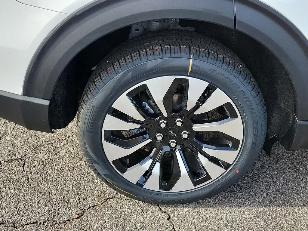 New 2026 Star White Metallic Tri-Coat Ford Platinum™ image 7