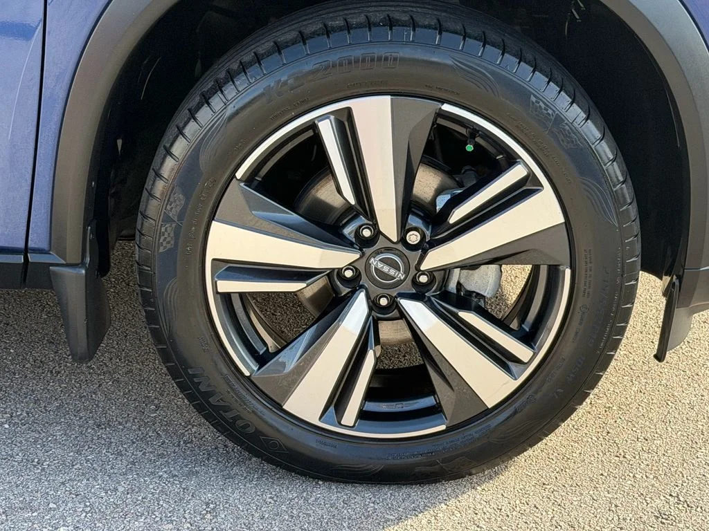 Used 2023 Blue Nissan Platinum image 9