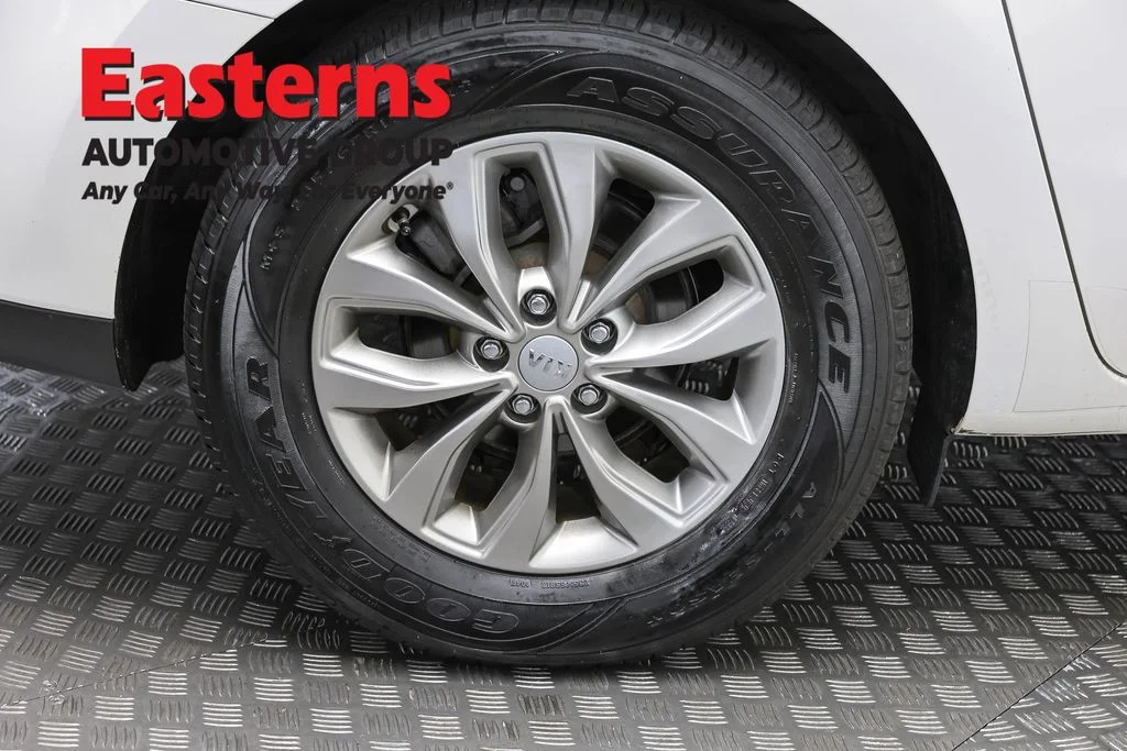 Used 2020 White Kia LX image 9