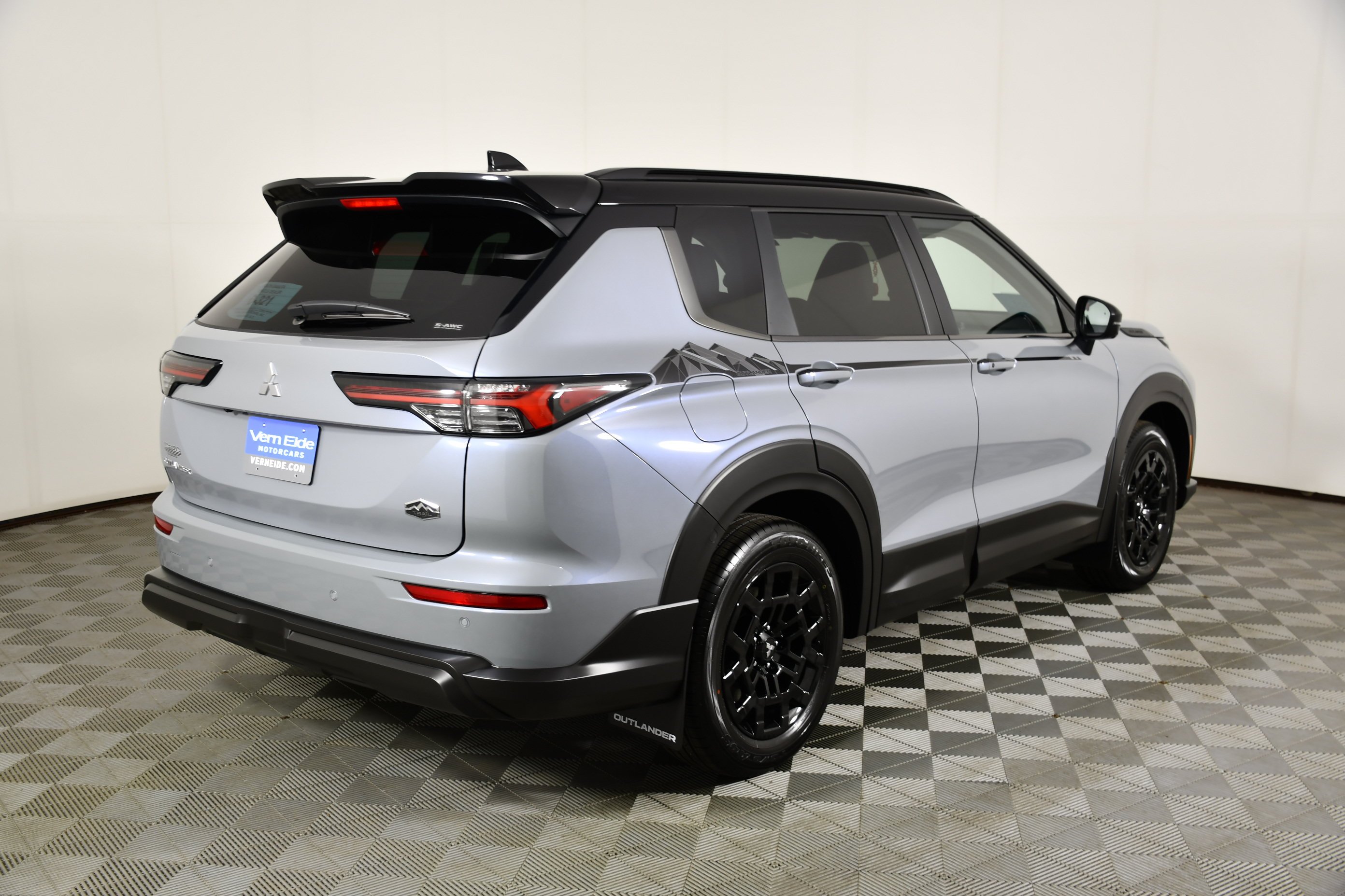 New 2026 Moonstone Gray/Black Roof Mitsubishi Trail Edition image 6