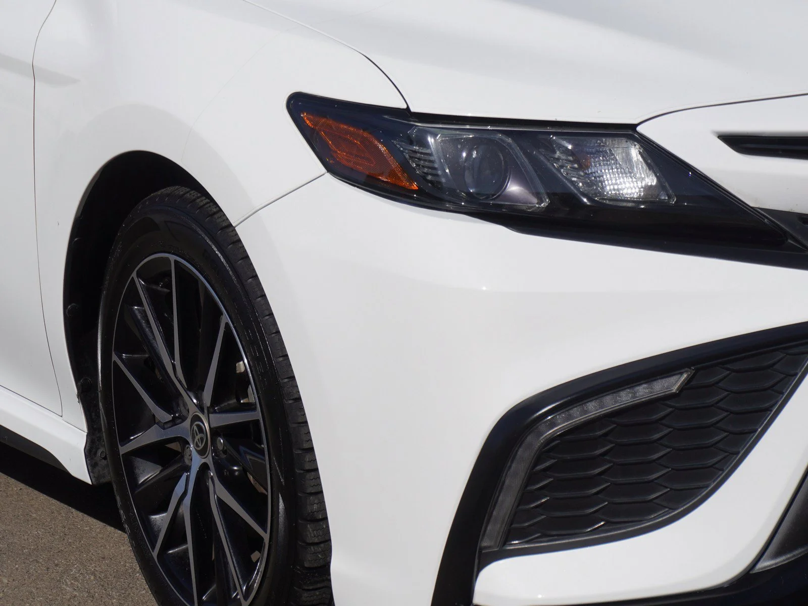 Used 2022 White Toyota SE image 3