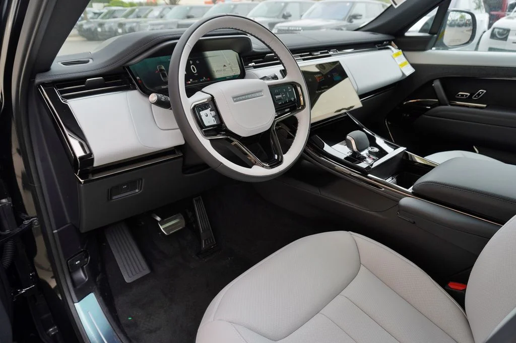 New 2026 Santorini Black Land Rover Dynamic SE image 13