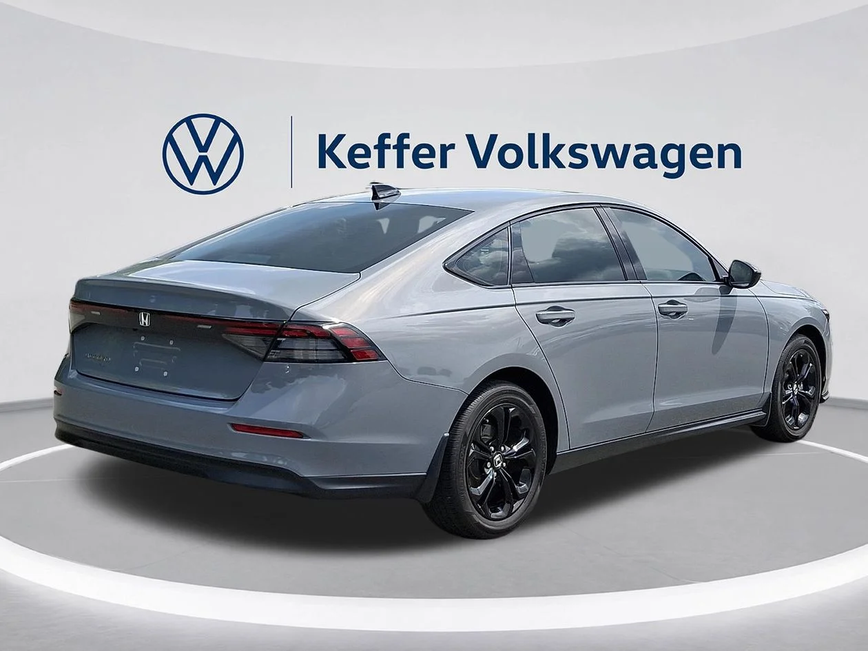 Used 2025  Honda SE image 6