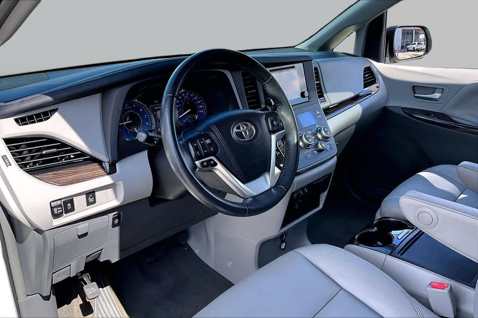 Used 2015 Blizzard Pearl Toyota XLE image 18